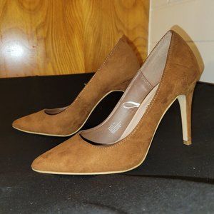 Beige/ Brown Pumps